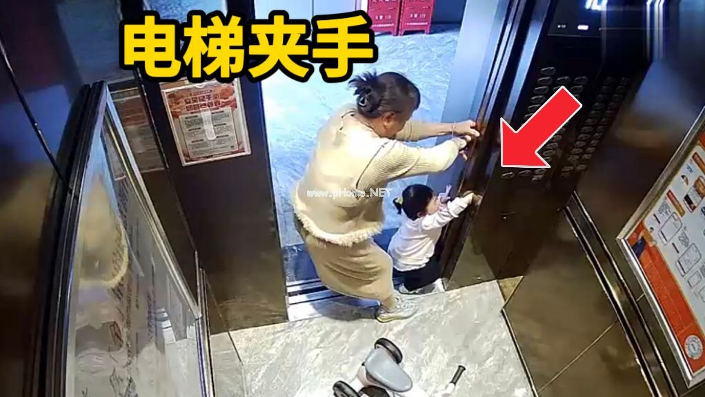 小女孩坐电梯时乱摸不慎被门夹手，坐电梯时各位家长一定要看好自家孩子！【安全警惕君】