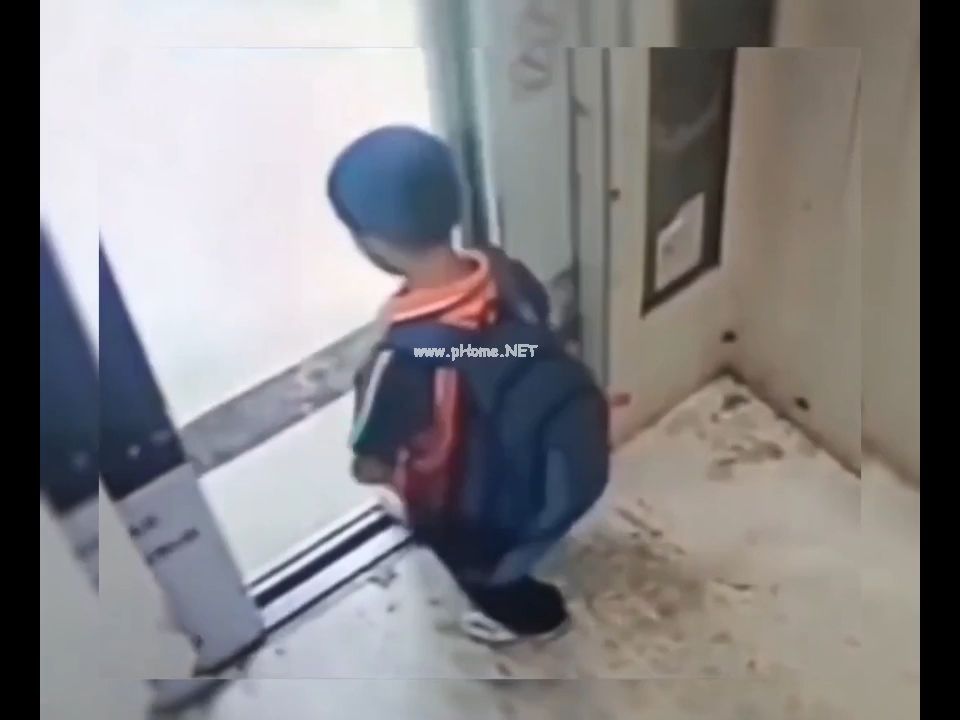 熊孩子被电梯门夹住了 男孩强行拦住电梯门，结果悲剧了！